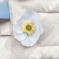Détail macro d'une pince fleur en soie dégradé bleu avec des étamines jaunes fines - Coquelicot Bleu Clair