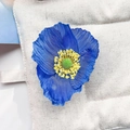 Détail de la pince à cheveux fleur bleue artificielle avec pétales en soie et étamines jaunes - Coquelicot Bleu Royal