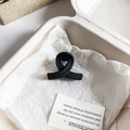 Pinza para el pelo en negro mate con diseño de nudo trenzado en bandeja blanca - Nudo Retorcido 4cm / Negro mate