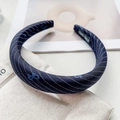 Dettaglio del cerchietto imbottito blu con ricami ed etichetta interna fatta a mano - Blu navy