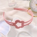 Détail d'un serre-tête rose à fleurs montrant les dents antidérapantes et le design mat - Fleur Mate Rose