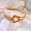 Détail d'un serre-tête fleur jaune gingembre avec doubles lignes et dents antidérapantes - Fleur Mate Orange