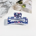 Detailansicht einer dunkelblauen Haarklammer mit weißen Gänseblümchen und Blumenmuster - Dunkelblau Gänseblümchen Floral (A-2)