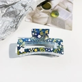 Detail der dunkelblauen Blumenhaarklammer mit weiß-gelbem Muster in einer Makroaufnahme - Dunkelblau Gelb Floral (A-4)