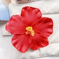 Pince à cheveux fleur d'hibiscus rouge avec étamines jaunes sur fond matelassé crème - Pince à cheveux hibiscus rouge