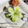 Détail d'une pince à cheveux fleur vert citron avec une texture marbrée élégante - Vert Herbe Marbré