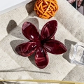 Détail de la pince à cheveux fleur rouge foncé avec texture marbrée sur toile - Rouge Vin Marbré