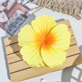 Detailansicht einer matten gelben Blumen-Haarklammer mit orangefarbenem Farbverlauf - Matt Gelb Mit Orangem Kern