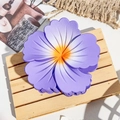 Détail d'une pince à cheveux en forme de fleur dégradé violet et jaune sur plateau bois - Violet Mat Avec Cœur Orange