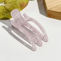 Vue détaillée d'une pince à cheveux rose translucide sur bois avec feuilles vertes - Pince Bec de Canard 8cm 3 Dents / Rose Clair Gelée
