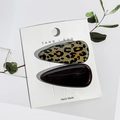 Vista de detalle de pinzas para el cabello con estampado de leopardo y marrón café - Gota de agua