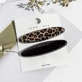 Detalle de horquillas con estampado de leopardo y resina marrón brillante en tarjeta - Óvalo Largo