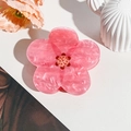 Détail de la pince à cheveux en acétate rose marbré en forme de fleur délicate - Fleur de cerisier