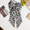 Detalle de la pinza para el pelo con lazo de leopardo y cintas largas decorativas - Leopardo Gris Blanco