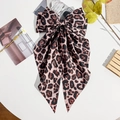 Detalle del lazo para el pelo con estampado de leopardo y cintas largas de satén - Leopardo Rosa