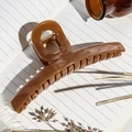 Détail d'une grande pince à cheveux ambre avec un ressort métallique doré solide - Pince à Cheveux Cercle / 13cm / Caramel Brillant