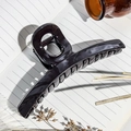 Détail d'une grande pince à cheveux noire brillante avec ressort pour coiffure élégante - Pince à Cheveux Cercle / 13cm / Café Foncé Brillant