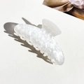 Dettaglio della trama del fermaglio in acrilico marmorizzato bianco e grigio su sfondo - Marmo Bianco (9cm Quadrato)