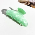 Dettaglio della grande molletta per capelli in acrilico verde menta effetto marmo - Verde Acqua Marmo (9cm Quadrato)