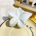 Elegante pinza per capelli a fiore con motivo marmorizzato bianco, blu e giallo - Plumeria Stampata UV 8cm - ABS Beige 23-3