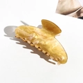 Dettaglio della grande pinza per capelli in acrilico ambra con elegante trama marmorizzata - Caffè Marmo (9cm Quadrato)