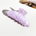 Dettaglio del fermaglio per capelli in acrilico viola chiaro con motivo marmorizzato - Viola Chiaro Marmo (9cm Quadrato)