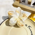 Pinza per capelli a fiore con elegante motivo marmorizzato bianco crema e oro - Plumeria Stampata UV 8cm - ABS Beige 23-5