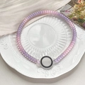 Primer plano de un coletero en espiral degradado violeta y rosa con colgante blanco - Degradado Rosa Púrpura