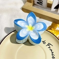 Pinza per capelli a fiore di frangipane sfumato blu e bianco con centro giallo in resina - Plumeria Stampata UV 8cm - ABS Beige 27-1