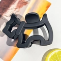 Dettaglio di un fermaglio per capelli nero opaco a forma di cane su una rivista - Forma Cane 9cm / Nero opaco
