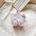 Détail macro d'une pince à cheveux fleur translucide avec des points colorés et ressort - 4cm Pois Colorés Frangipanier - Rose Gris / Rose Gris