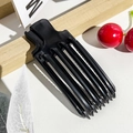 Dettaglio di una clip volumizzante nera per capelli su base di legno con decorazioni - Fermaglio Volumizzante a 5 Denti / Nero