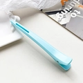 Matte hellblaue Abteilklammer mit langem Griff und minimalistischem Hohldesign - Blau