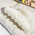 Pince à cheveux papillon blanc nacré avec texture marbrée pour coiffures demi-queue - 9cm Forme Tête Carrée / Blanc Cassé Étoilé