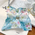 Macro-opname van bloemen scrunchie met kant details en zachte katoen textuur - Olieverf Cyaan