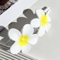 Gros plan détaillé de la pince à cheveux frangipanier double aux pétales dégradés - Blanc Jaune
