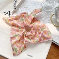 Vue détaillée du chouchou rose fleuri avec de longs rubans au style balletcore frais - Rose Fleuri