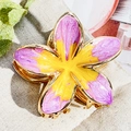 Detail van de metalen bloem haarclip met paarse bloembladen en een geel hart - 7.5cm Paars Geel Hart Frangipani Metalen Klem