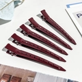 Dettaglio di cinque mollette per capelli in metallo bordeaux opaco su pelle bianca - 9cm / 5 Pezzi / Borgogna