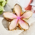 Macro-opname van een roze plumeria bloem haarklem met gouden metalen randen op linnen - 7.5cm Oranje Paars Hart Frangipani Metalen Klem