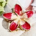 Detail van rood-witte frangipani bloem haarklem met gouden metalen tanden - 7.5cm Rozerood Beige Hart Frangipani Metalen Klem