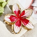 Macro-opname van een plumeria haarklem met emaille in roosrood en wit - 7.5cm Gebroken Wit Rood Hart Frangipani Metalen Klem