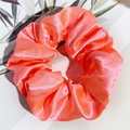 Détail du chouchou en satin orange corail vif avec une texture soyeuse et un éclat brillant - Satin Néon - Rose Foncé