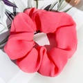 Détails de la texture du chouchou en satin rose fluo avec des plis de tissu souples - Chiffon Néon - Rose Foncé