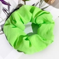 Vue détaillée du chouchou en satin vert néon avec texture plissée et couleur vibrante - Chiffon Néon - Vert