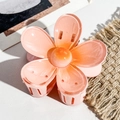 Détail d'une pince à cheveux fleur en résine pêche brillante avec une texture céramique - Plastique/Résine / Dégradé Orange Clair