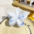Elegante pinza per capelli con motivo marmorizzato blu su petali in resina bianca - Plumeria Stampata UV 8cm - ABS Beige 23-4