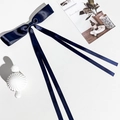 Détail d'un nɶud de cheveux en satin bleu marine élégant avec ruban sur une surface blanche - Pinces à cheveux bec de canard / Bleu Marine (Type B)