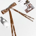 Détail d'un nœud papillon à longs rubans marron en satin brillant pour les cheveux - Pinces à cheveux bec de canard / Brun (Type B)