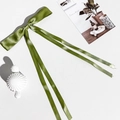 Détail d'une pince à cheveux à nœud en satin vert herbe avec de longs rubans soyeux - Pinces à cheveux bec de canard / Vert Fruit (Type B)